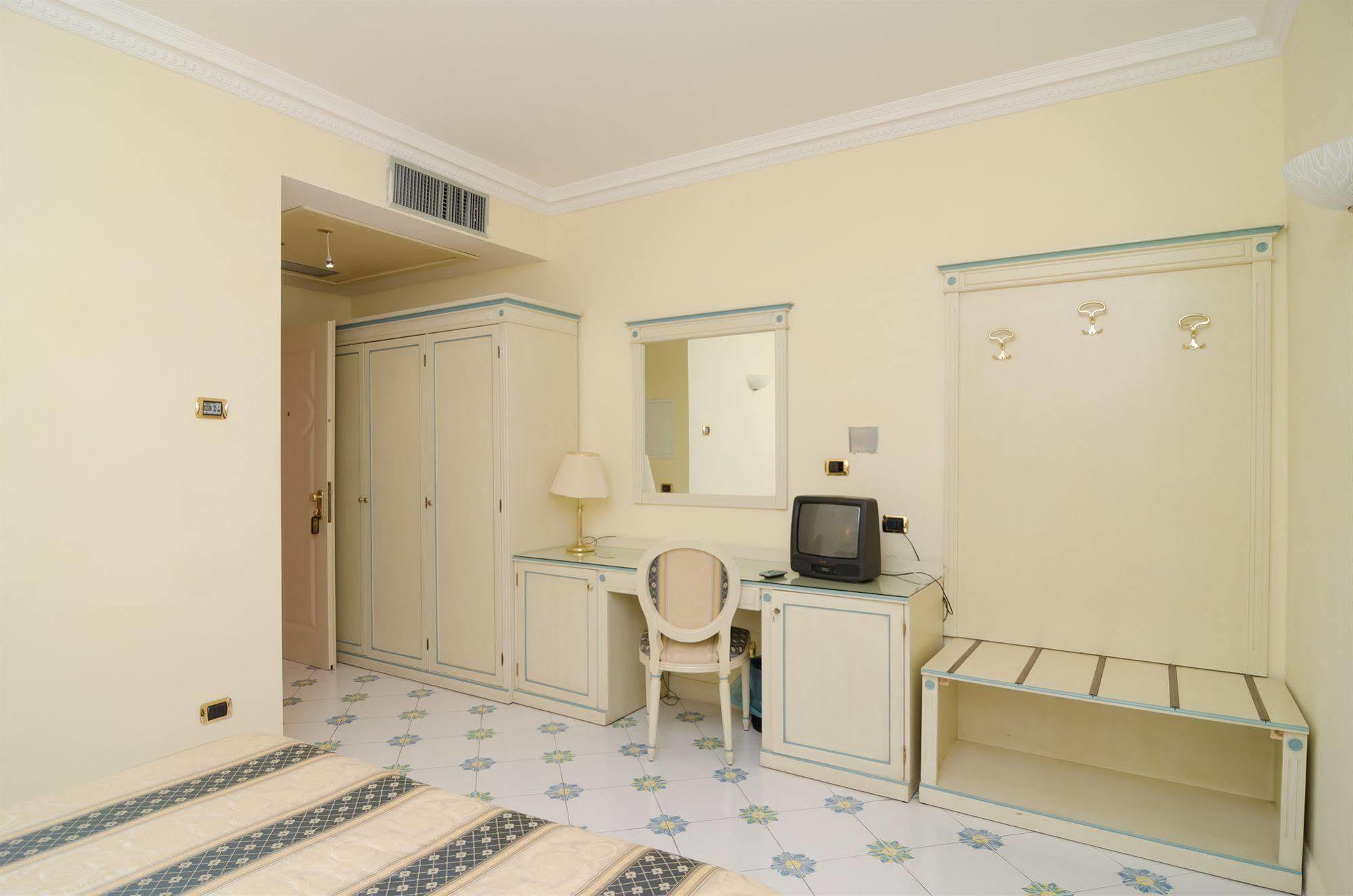 Hotel Flora Wellness & Beauty อีสเกีย ภายนอก รูปภาพ