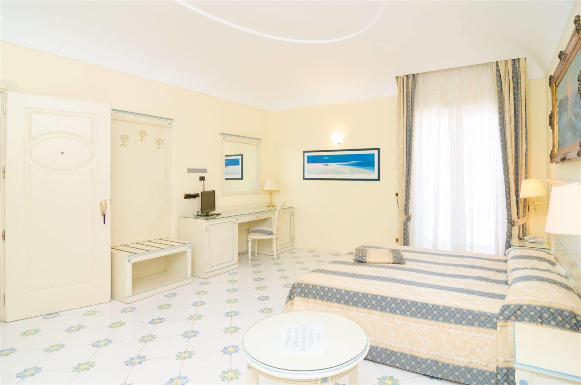 Hotel Flora Wellness & Beauty อีสเกีย ภายนอก รูปภาพ