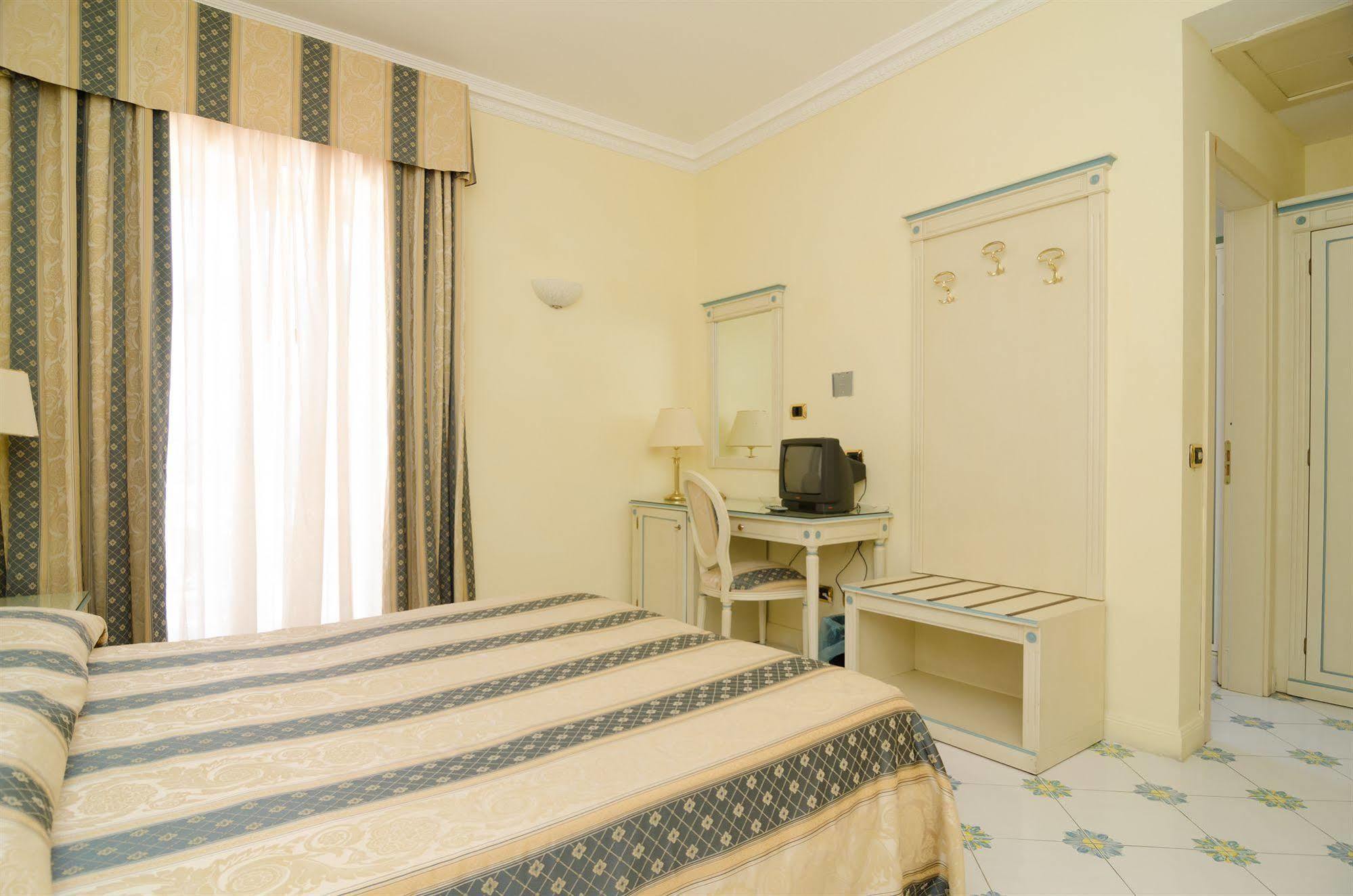 Hotel Flora Wellness & Beauty อีสเกีย ภายนอก รูปภาพ